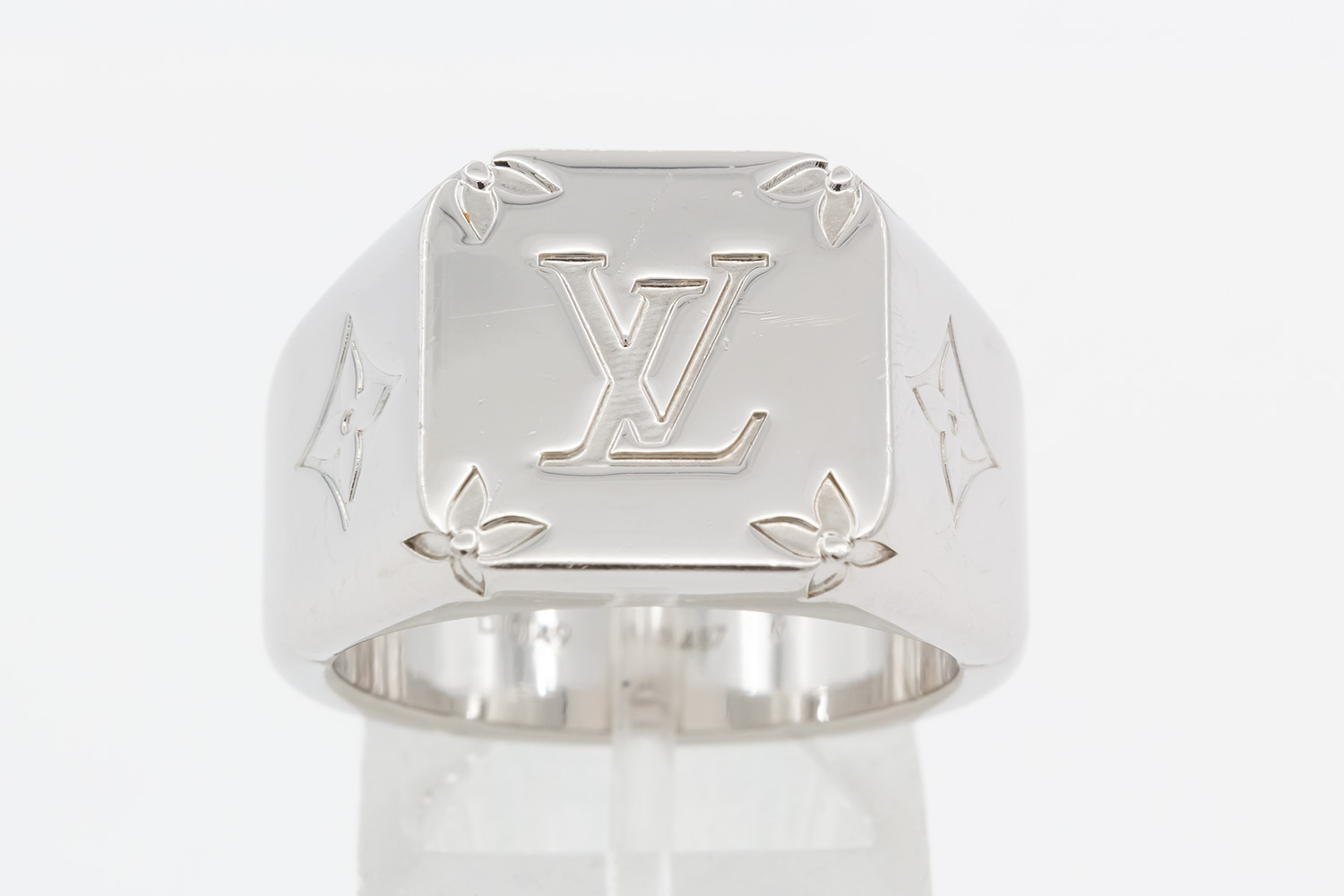 Louis Vuitton Monogram Signet Ring Palladium Metal. Size L