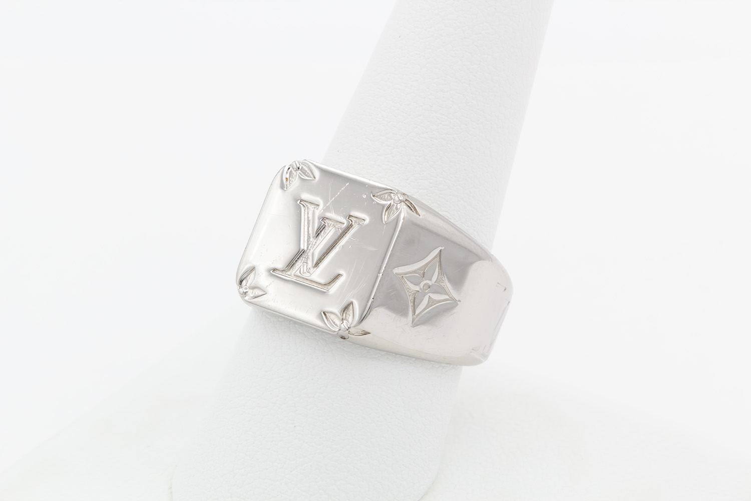 Authenticated used Louis Vuitton Louis Vuitton Signet Ring Monogram Ring/Ring M80191 Notation Size L Metal Gold, Men's, Size: Large, Grey Type